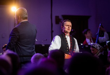 Zbliżenie na solistę chóru podczas koncertu