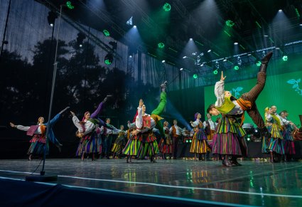 Na scenie głównej Artyści Baletu w kostiumach opoczyńskich w trakcie wykonywania choreografii tanecznej