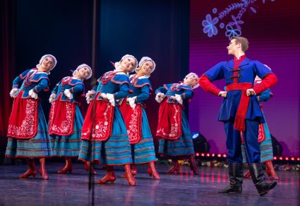 Na scenie grupa Artystów Baletu w kostiumach kujawskich w trakcie wykonywania choreografii tanecznej