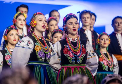 Zbliżenie na chórzystki podczas wykonywania utworu