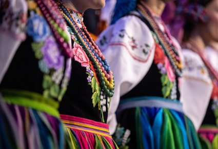 Zbliżenie na górne części kostiumu łowickiego, kobiecego