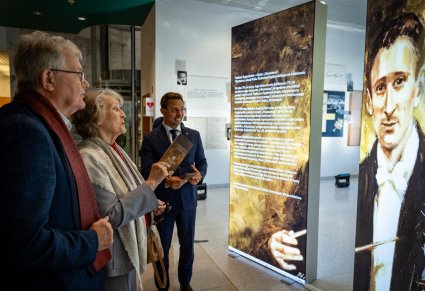 Irena Santor oglądająca wystawę w obecności innych osób