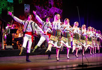 Balet Mołdawii w tradycyjnych kostiumach podczas tańca na scenie