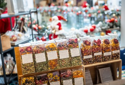 Zbliżenie na stoisko jarmarkowe z ziołami