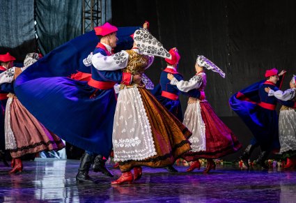 Pary Artystów w kostiumach wilanowskich w trakcie wykonywania choreografii tanecznej