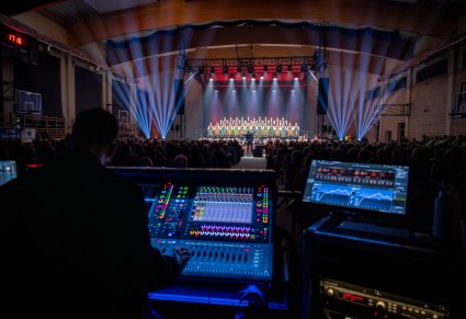 Widok na scenę ze stanowiska operatorów, na scenie chór i dyrygent, widoczna również widownia