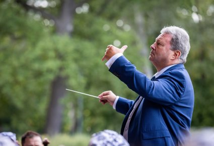 Dyrektor Jacek Boniecki w trakcie dyrygowania koncertu