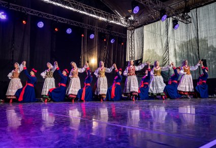 Artyści na scenie w kostiumach wilanowskich w trakcie wykonywania choreografii tanecznej
