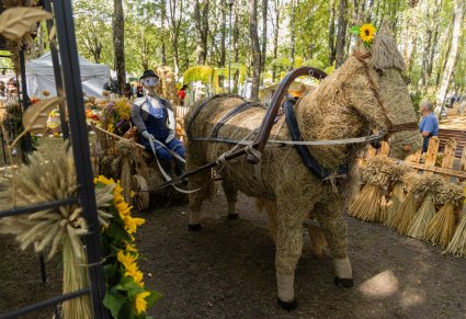 Dekoracje wykonane ze słomy na Dożynkach w Solecznikach