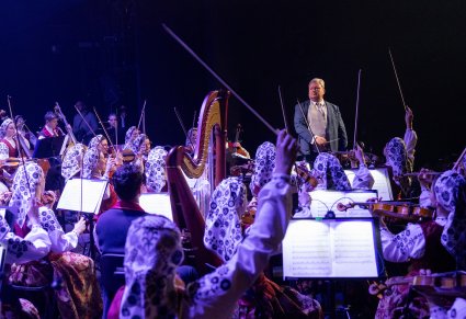 Orkiestra i dyrygent podczas koncertu