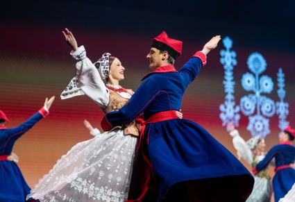 Zbliżenie na parę Artystów w kostiumach wilanowskich w trakcie wykonywania choreografii tanecznej