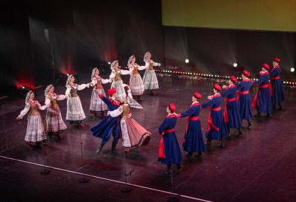 Na scenie Artyści w kostiumach wilanowskich w trakcie wykonywania choreografii tanecznej