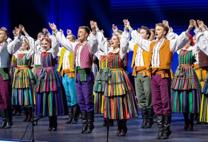 Na scenie Artyści w kostiumach opoczyńskich w trakcie wykonywania choreografii tanecznej
