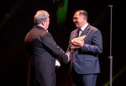 Na scenie Dyrektor zespołu wraz z Ministrem Rolnictwa i Rozwoju Wsi Stefanem Krajewskim