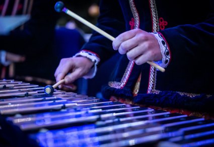 Zbliżenie na artystę grającego na klawiszach