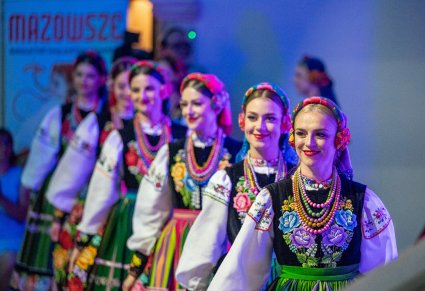 Uśmiechnięte Artystki w strojach łowickich