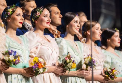 Zbliżenie na Artystki w kostiumach stylowych z końca XIX w.