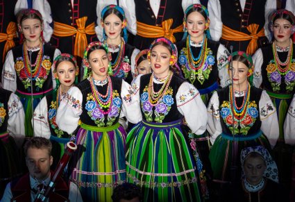 Zbliżenie na solistki chóru podczas koncertu z widocznych chórem w tle