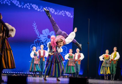 Zbliżenie na tancerza w kostiumie opoczyńskim w akrobacji tanecznej