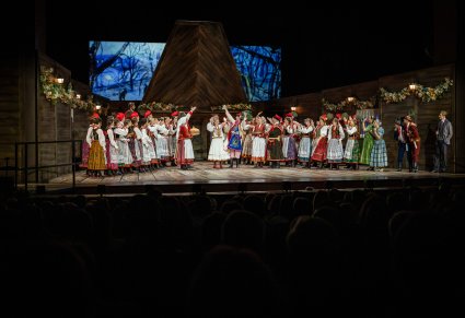 Na scenie grupa Artystów w kostiumach krakowskich wraz z Parą Młodą, postacią Kliminy i Czepca