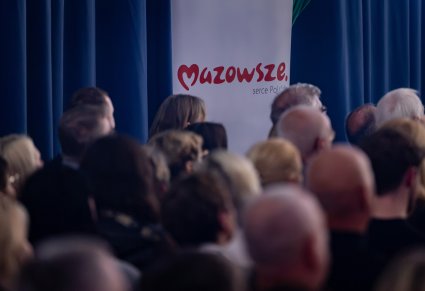 Widok na rollup z logotypem Mazowsze Serce Polski