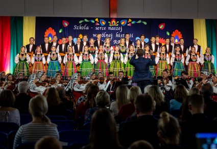 Widownia i chór z dyrygentem podczas koncertu