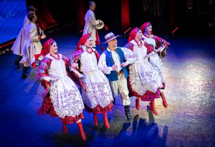 Tancerki w kostiumach łańcuckich z tancerzem na scenie