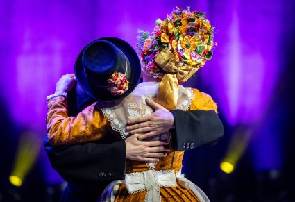 Zbliżenie na parę taneczną w kostiumach bamberskich