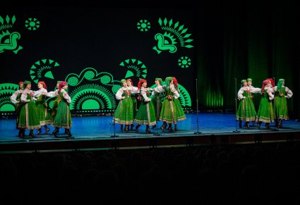 Artystki w kostiumach kurpiowskich na scenie