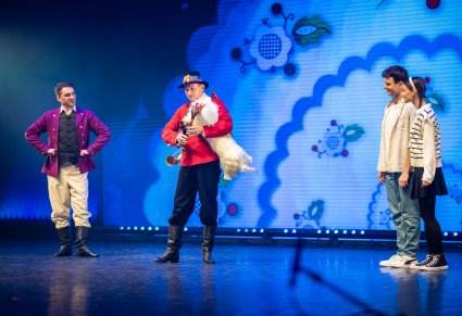 Aktorzy oglądający kozła weselnego (instrument) na scenie