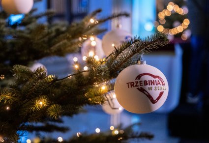 Zbliżenie na brandowaną bombkę Trzebinia w sercu