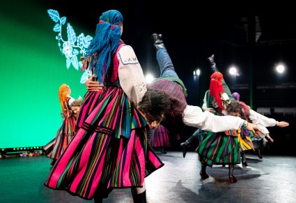 Zbliżenie na Artystów w kostiumach opoczyńskich w trakcie wykonywania imponującej choreografii tanecznej