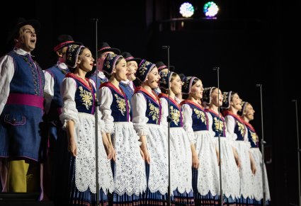 Artyści Chóru w kostiumach kaszubskich w trakcie śpiewu