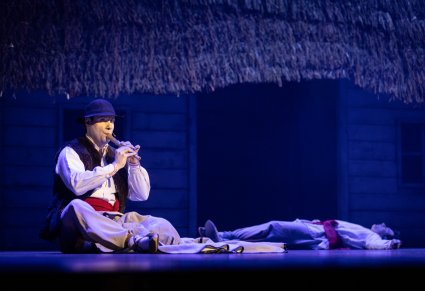 Zbliżenie na postaci Pasterzy przed szopką