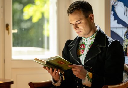 Zbliżenie na artystę "Mazowsza" czytającego "Dziady"