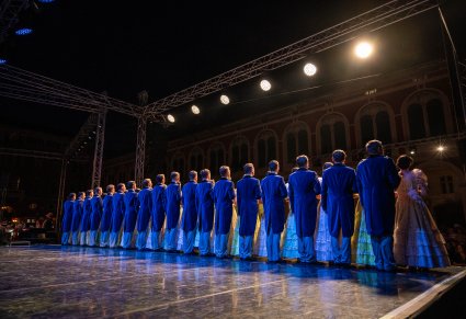 Perspektywa zdjęcia: Artyści od tyłu na scenie