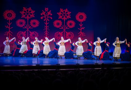 Tancerze w kostiumach wilanowskich na scenie