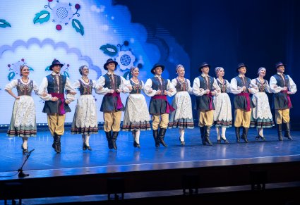 Grupa tancerzy w kostiumach kaszubskich na scenie