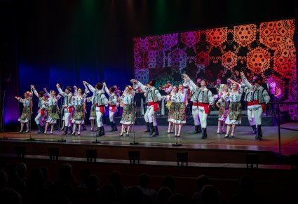 Balet Mołdawii w tradycyjnych kostiumach podczas tańca na scenie