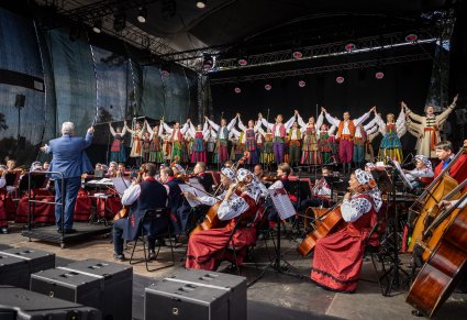 Artyści w kostiumach opoczyńskich na dole orkiestra i Dyrektor Jacek Boniecki