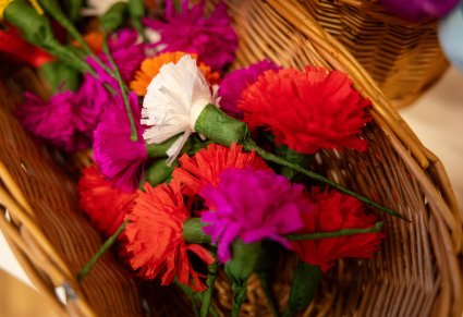 Zbliżenie na kwiaty z bibuły na warsztatach rękodzielniczych z tworzenia palmy