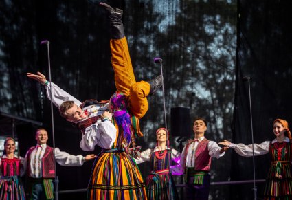 Artyści w choreografii na scenie w kostiumach opoczyńskich
