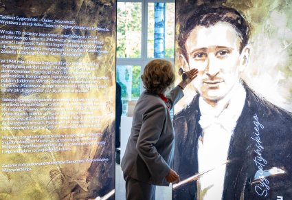 Irena Santor oglądająca wystawę