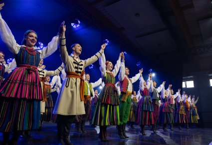 Zbliżenie na grupę Artystów w kostiumach opoczyńskich w trakcie wykonywania choreografii tanecznej