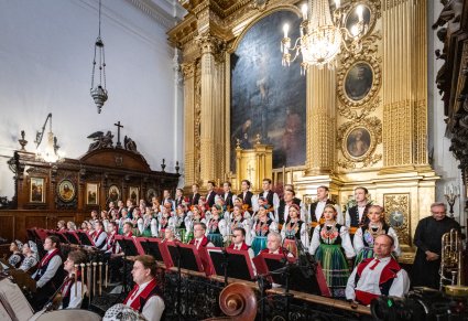 Widok na cały Chór w kostiumach łowickich w trakcie oprawy Mszy Świętej