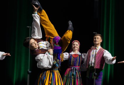 Na scenie Para Artystów w kostiumach opoczyńskich podczas wykonywania imponujących choreografii tanecznych