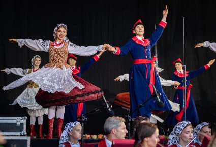 Artyści baletu w kostiumach wilanowskich, podczas tańca na scenie