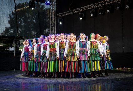 Na scenie Artyści w kostiumach opoczyńskich w choreografii tanecznej rozpoczynającej koncert