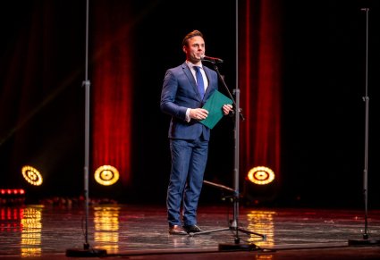 Na scenie w trakcie przemowy sekretarz marszałka województwa mazowieckiego