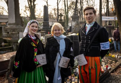 Artyści w kostiumach kocierzewskich wraz z Aktorką Magdaleną Zawadzką, która również kwestowała na Starych Powązkach